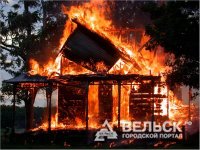В Шенкурске сгорел столетний дом